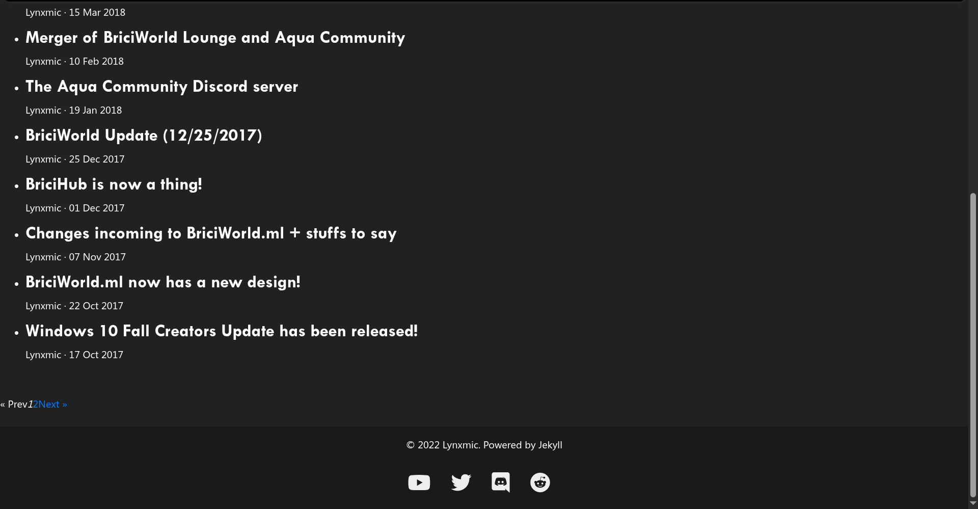 Footer of the Lynxmic Blog on 14 April 2022. Visible is a broken pagination implementation and social media buttons
